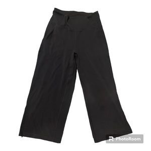 Ladies Lululemon cropped workout pants with front side pockets size 8